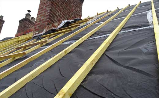 Pose d’un écran sous-toiture avec liteaux en bois à Lille