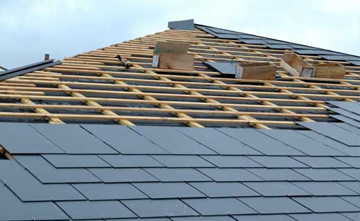 Pose d’ardoises neuves sur toit en rénovation à Lille
