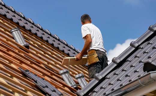 Pose de tuiles en cours sur toiture neuve à Tourcoing