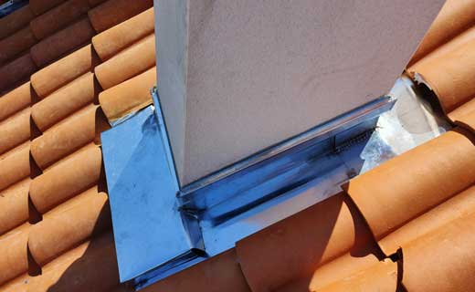 Installation des supports de gouttières sur toiture à Amiens